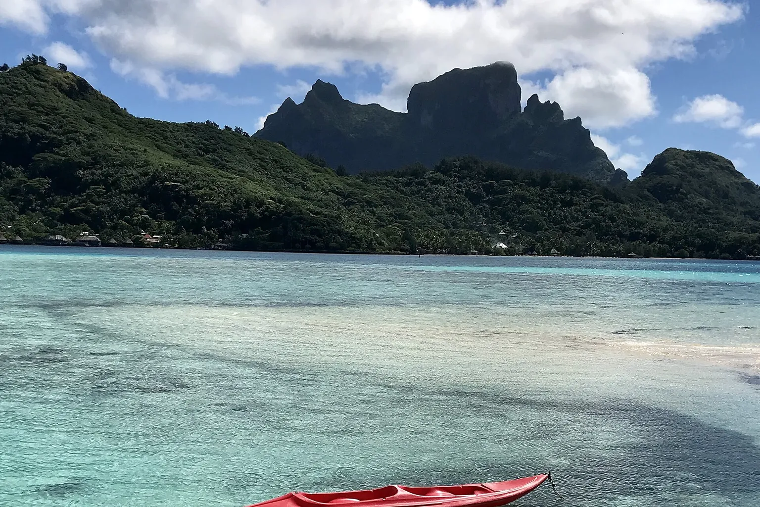 Le mont Otemanu dominant le lagon de Bora-Bora, avec un kayak rouge au premier plan