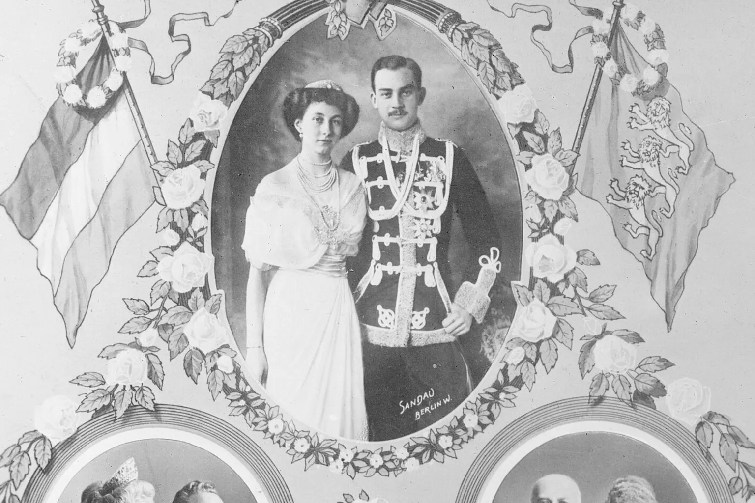 Viktoria Luise de Prusse, un petit diadème dans les cheveux, et Ernest-Auguste en uniforme, dans un médaillon de roses et de drapeaux