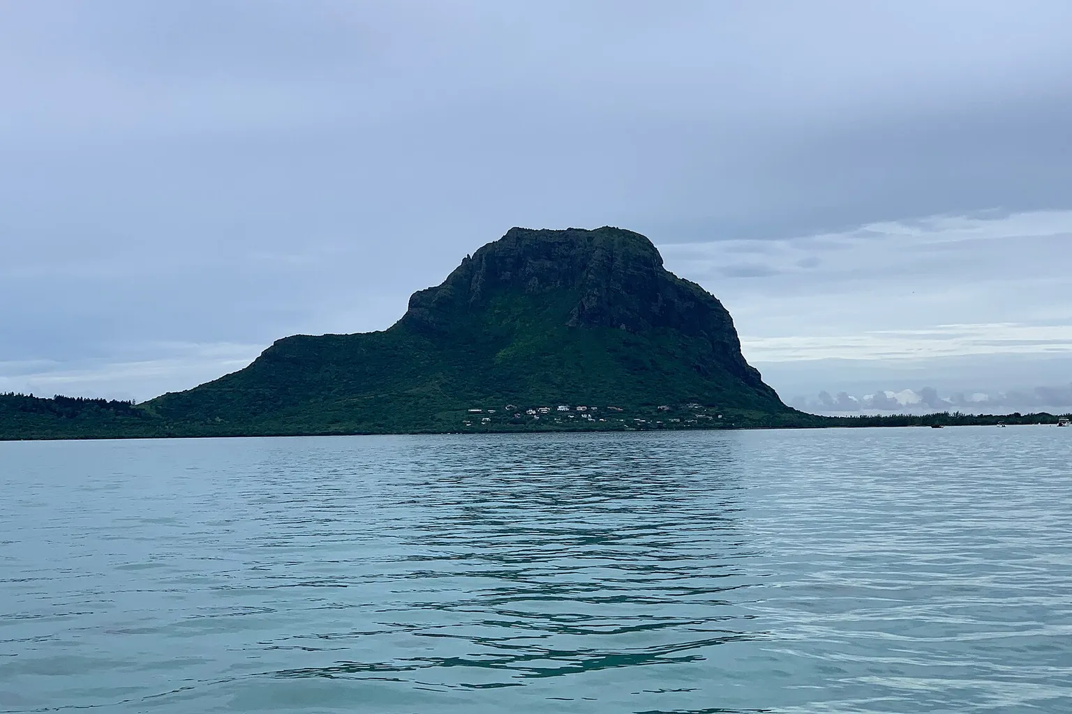 Le Morne Brabant, montagne couverte de végétation, vue depuis l'océan