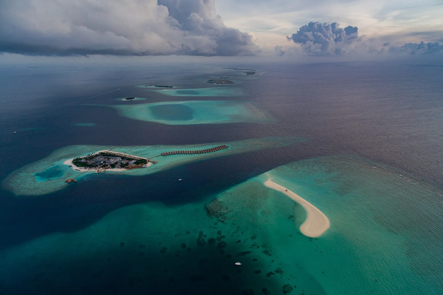 L'atoll de Lhaviyani vu du ciel, avec un îlot et un banc de sable blanc dans un lagon