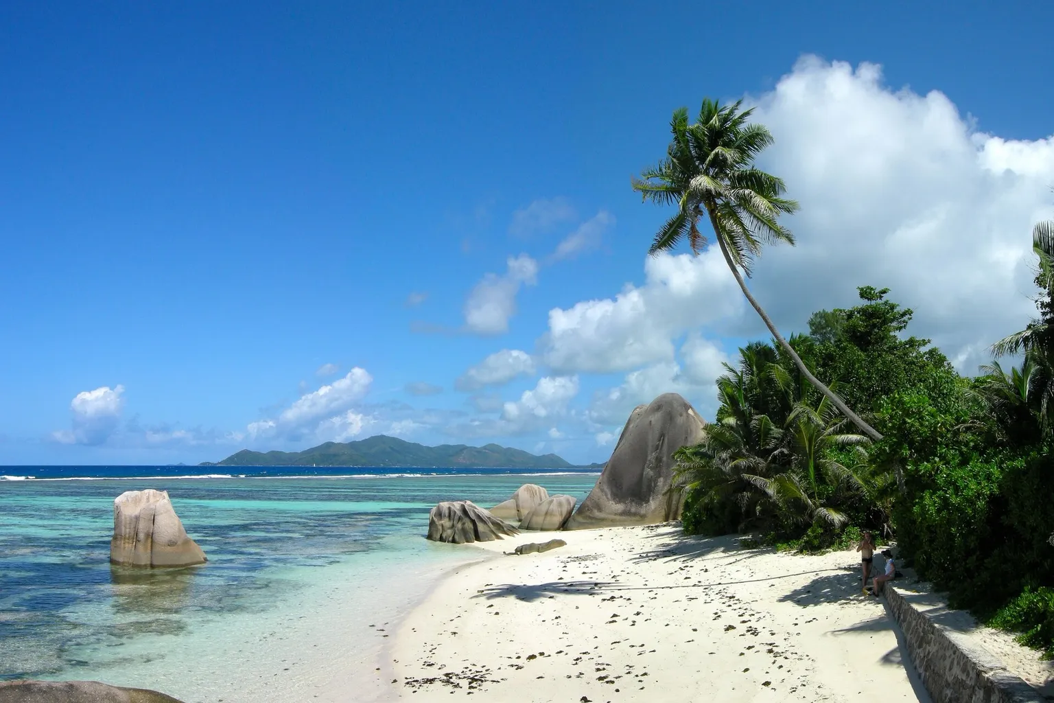 Plage d'Anse Source d'Argent à La Digue : sable blanc, rochers de granit, palmiers et eau turquoise