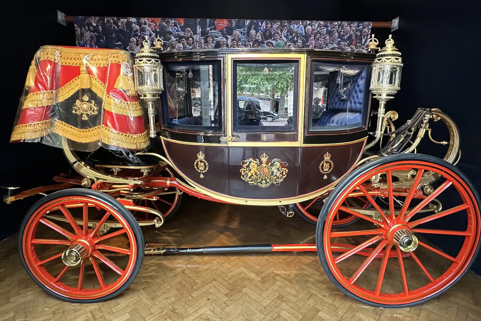 Le Glass Coach, carrosse de cérémonie aux roues rouges et aux ornements dorés, exposé aux Royal Mews de Londres