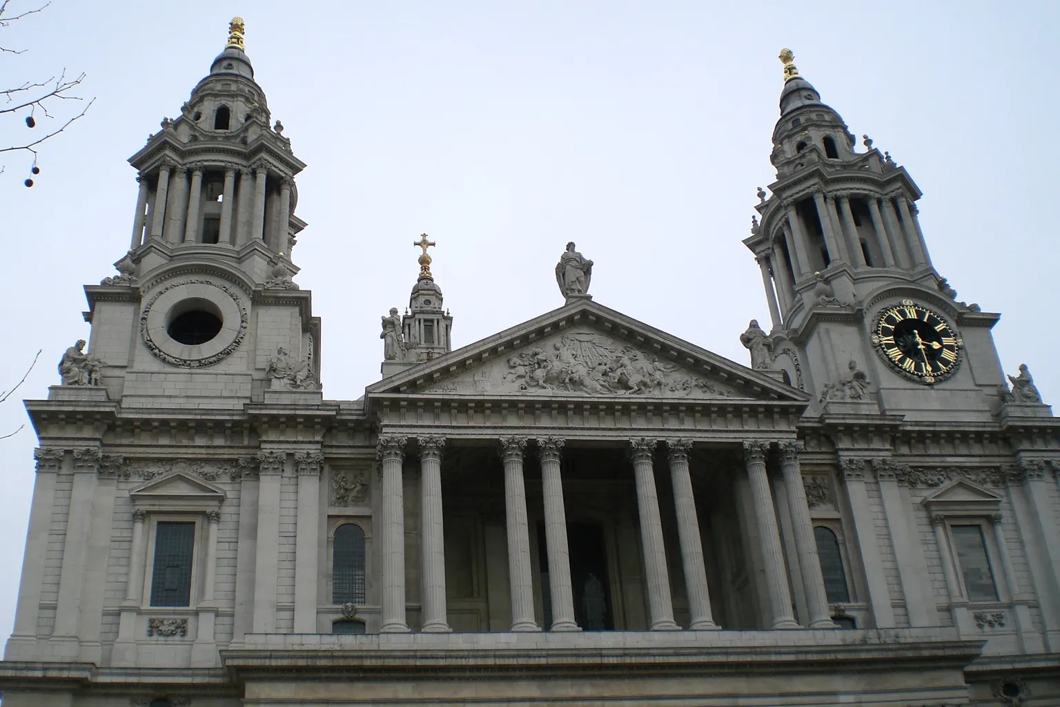 Façade ouest et tours de la cathédrale Saint-Paul de Londres, où fut célébré le mariage de 1981