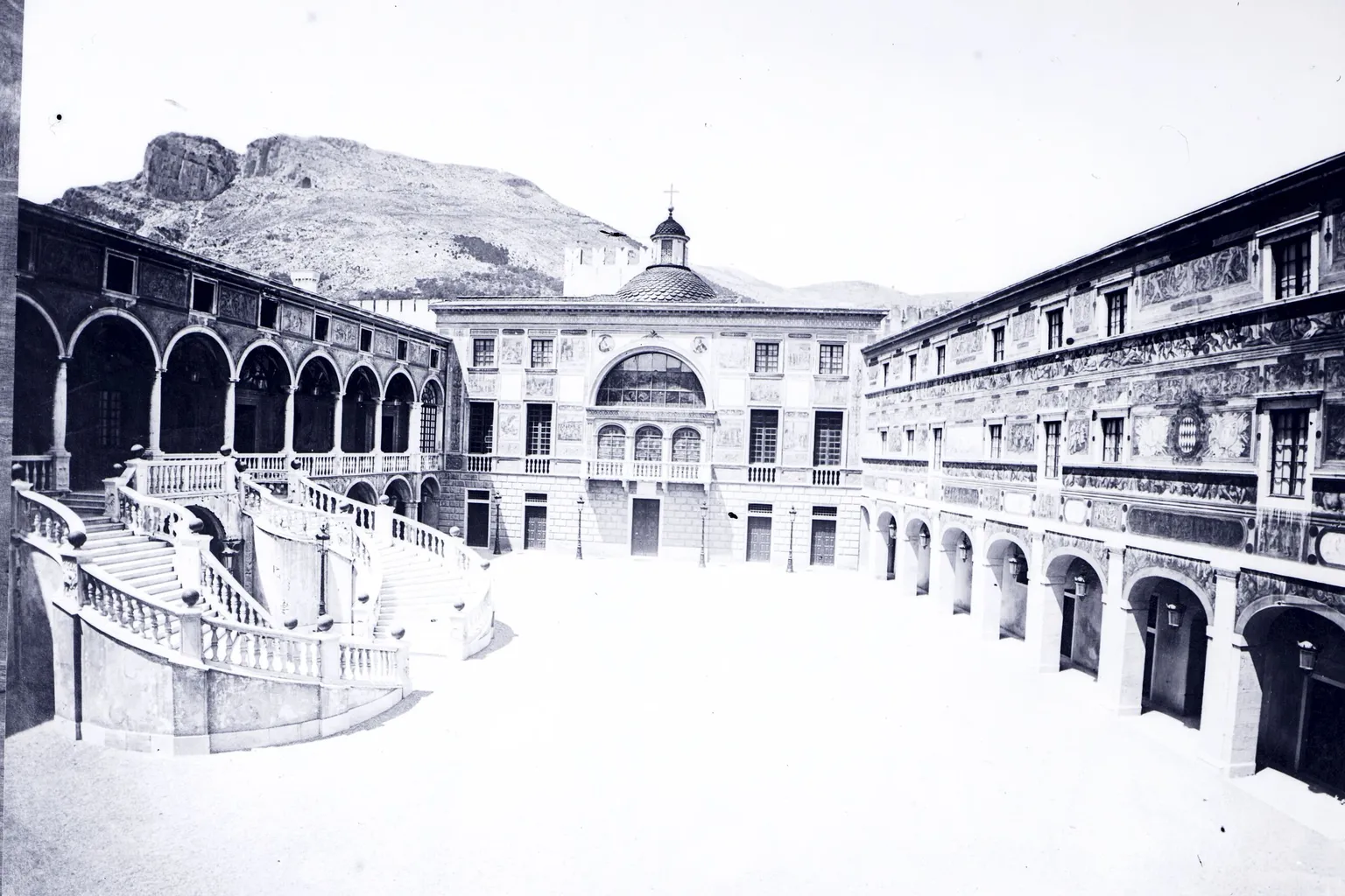La cour d'honneur du palais princier de Monaco sur une ancienne carte postale en noir et blanc