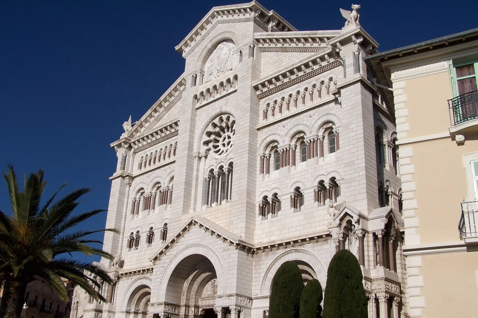 Façade de la cathédrale de Monaco, lieu du mariage religieux de 1956