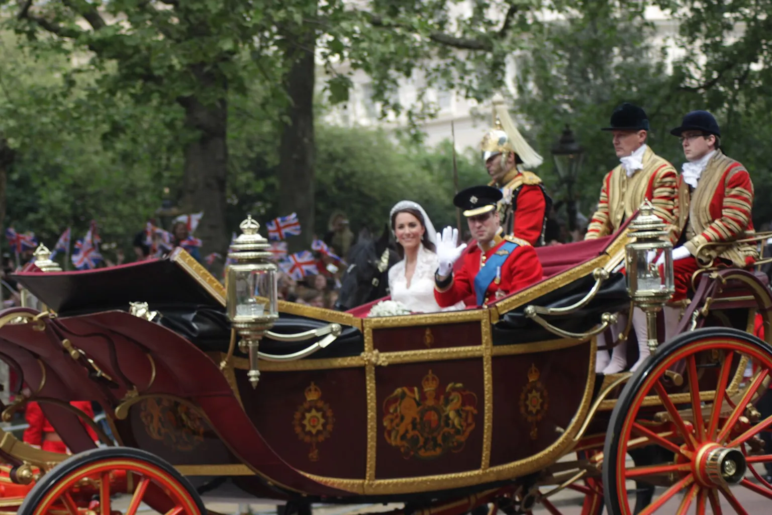 William et Catherine saluent depuis le 1902 State Landau après la cérémonie, le 29 avril 2011