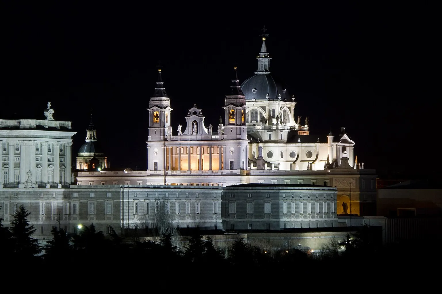 Le palais royal de Madrid et la cathédrale de l'Almudena, illuminés de nuit