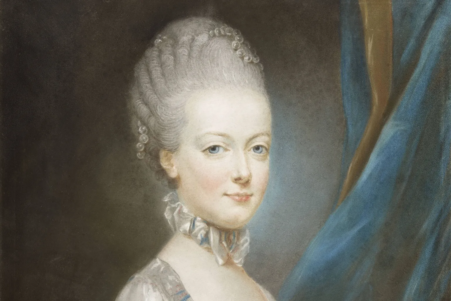 Portrait de Marie-Antoinette archiduchesse, cheveux poudrés, collerette de dentelle et robe bleu argent