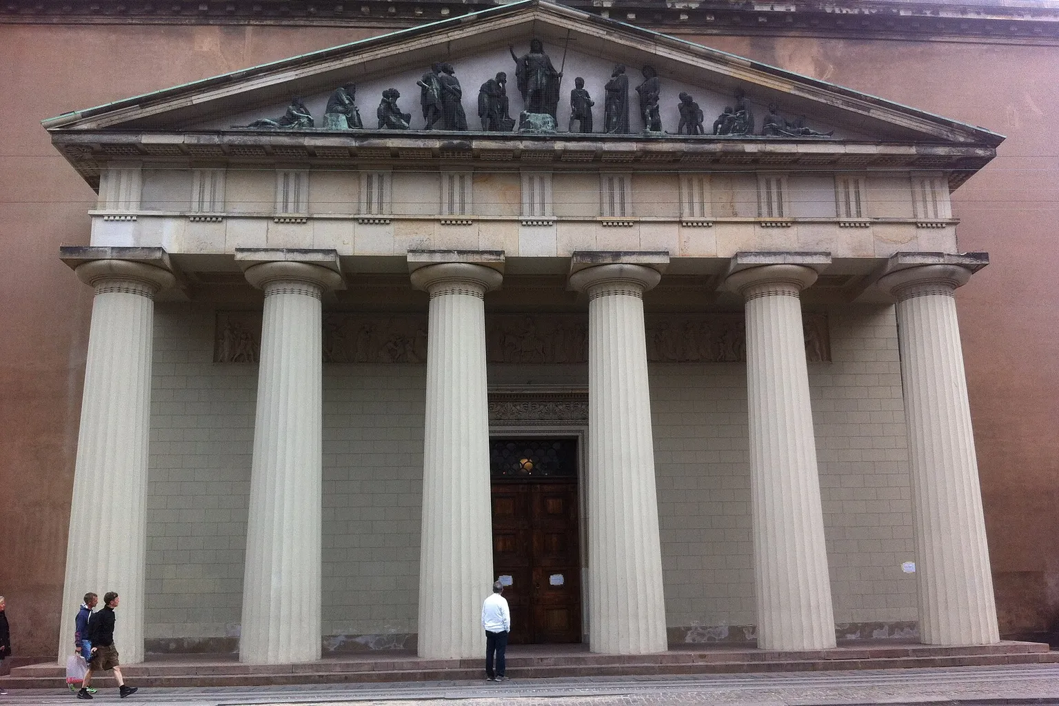 Façade de la cathédrale Notre-Dame de Copenhague (Vor Frue Kirke), lieu du mariage de Mary Donaldson et du prince Frederik en 2004