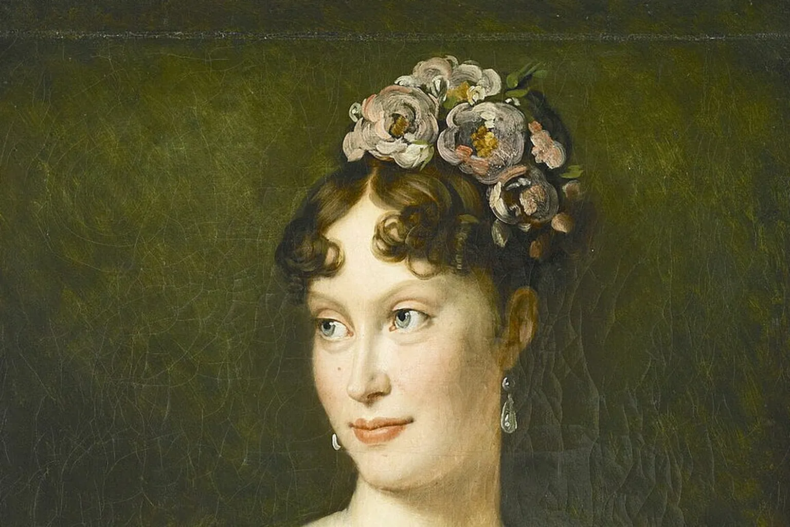 Portrait peint de Marie-Louise, fleurs dans les cheveux, boucles d'oreilles en poire, sur fond vert sombre