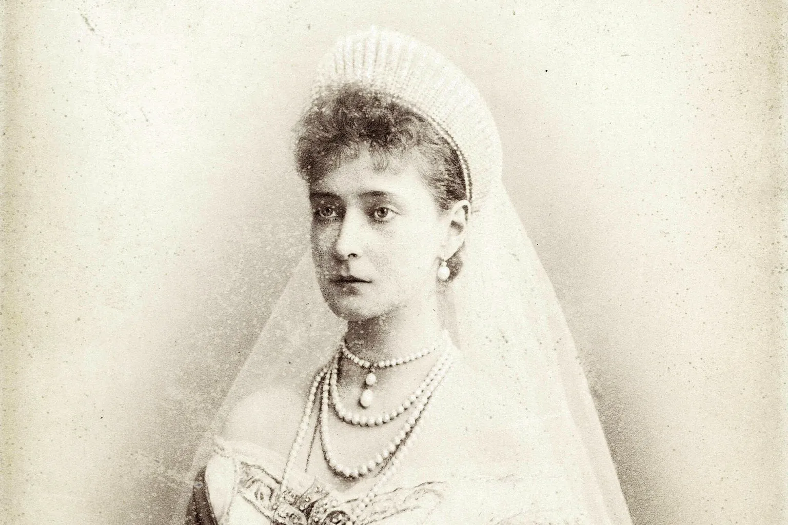Alexandra Feodorovna en robe de mariée, photographie du 26 novembre 1894