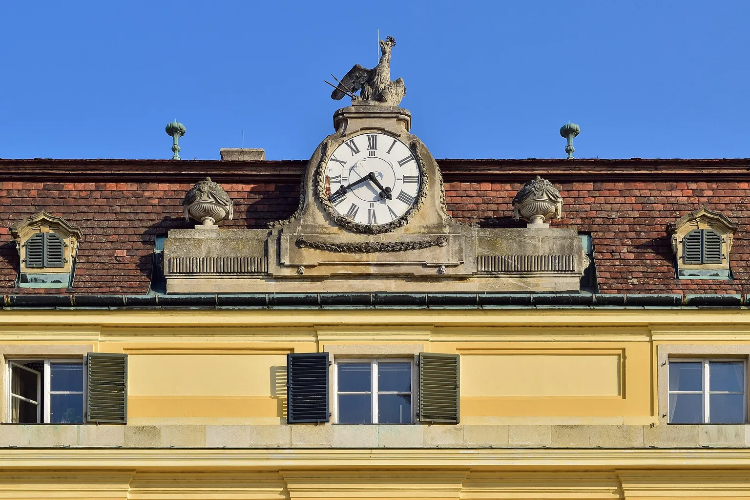 Façade jaune et horloge du Blauer Hof au château de Laxenburg