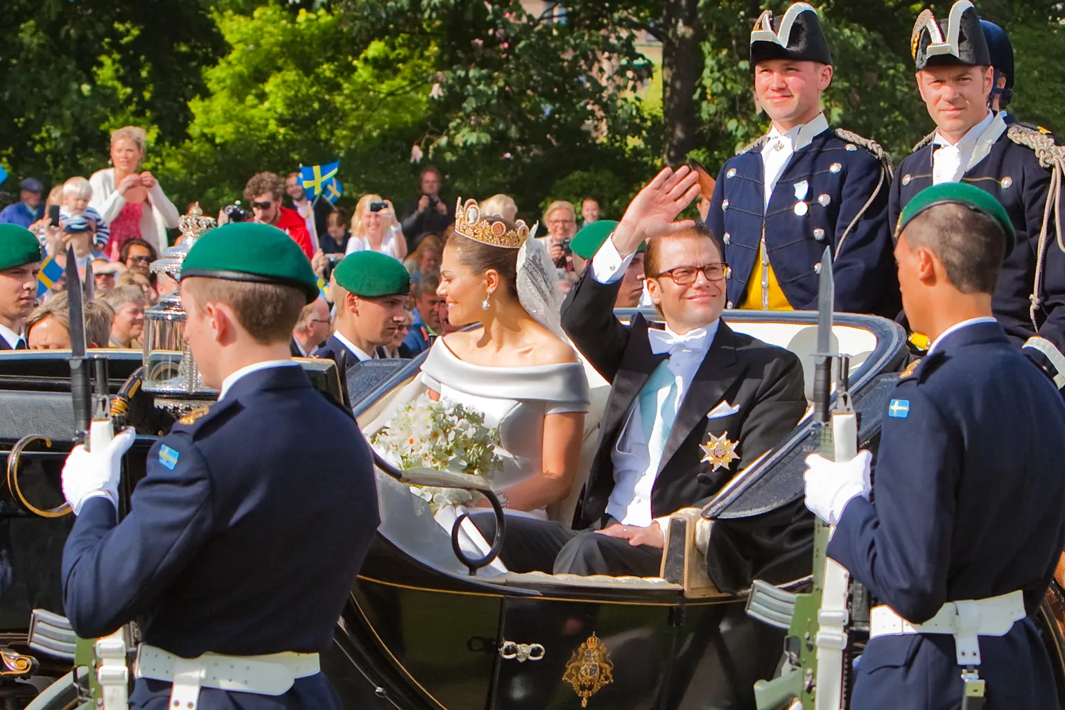 La princesse héritière Victoria de Suède, diadème Camée sur la tête, et Daniel Westling saluant la foule depuis la voiture du cortège nuptial à Stockholm en 2010